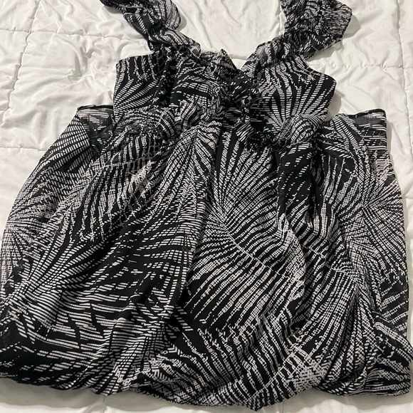 Kensie Dresses & Skirts - Black and white Kensie dress with light weight fabric